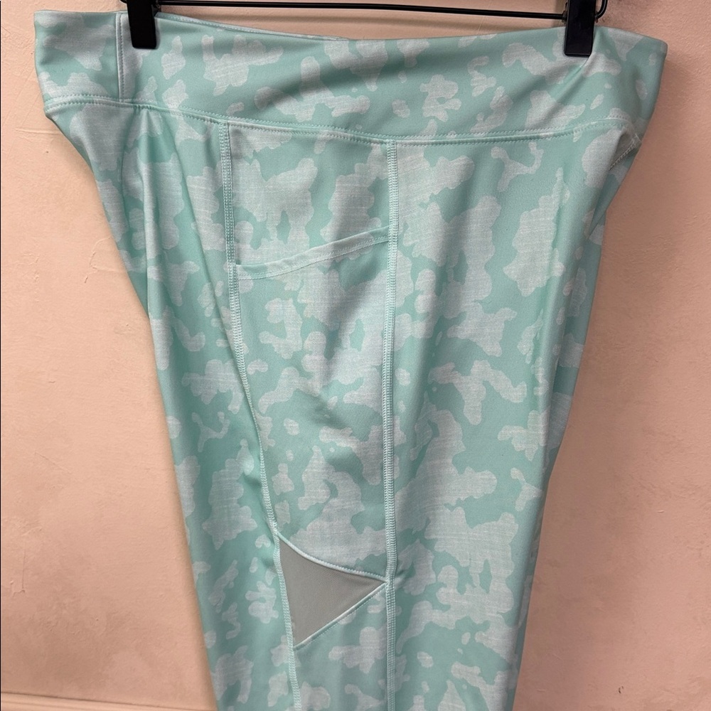 Women's Huk Reel On Performance Leggings Green Size XLarge - Picture 8 of 9